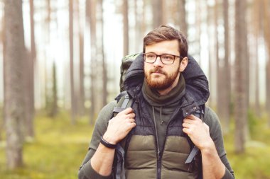 genç adam ormanda hiking 