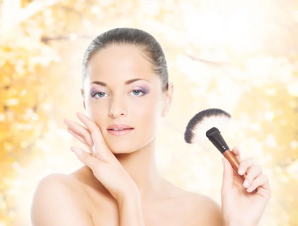 Mujer aplicando maquillaje — Foto de Stock