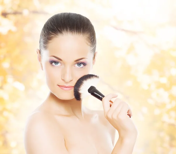 Mujer aplicando maquillaje — Foto de Stock