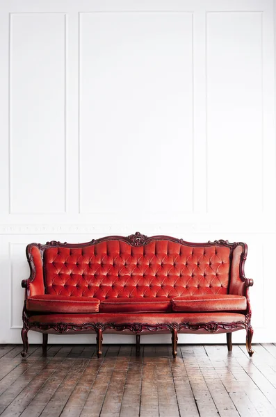 Древний диван в ретро интерьере — стоковое фото