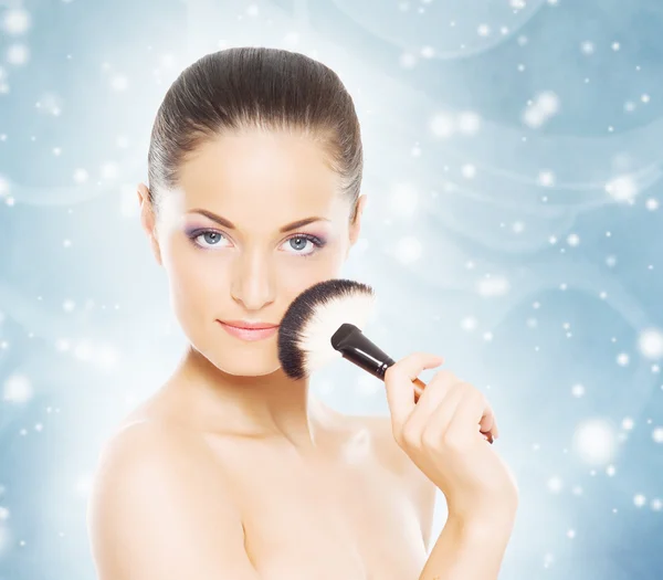 Woman applying make up — Stock Photo, Image