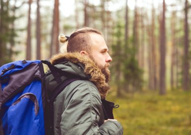 genç adam ormanda hiking 