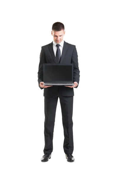 Jovem empresário mostrando tela do laptop — Fotografia de Stock