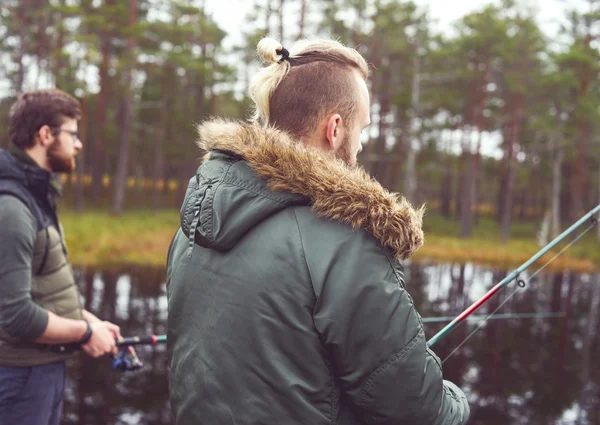 Homens jovens pesca com varas de fiação — Fotografia de Stock