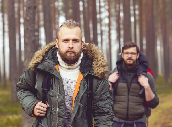 Jeunes hommes randonnée en forêt — Photo