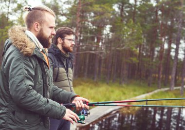 Genç erkekler çubuklar eğirme ile Balık tutma