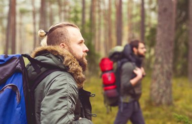 Genç erkek ormanda hiking 