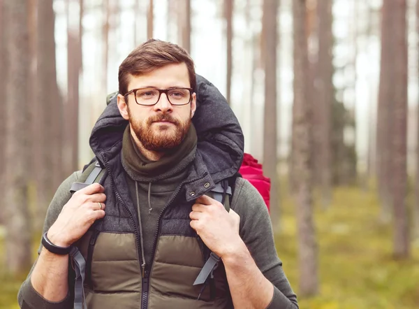 Jeune homme randonnée dans la forêt — Photo