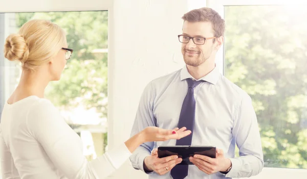 Junge Unternehmerin und Geschäftsfrau im Büro — Stockfoto