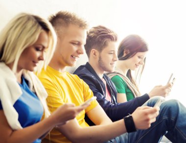 Grup öğrenci smartphones vasıl arıyorsunuz