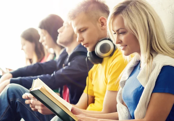 Groep studenten tijdens pauze — Stockfoto