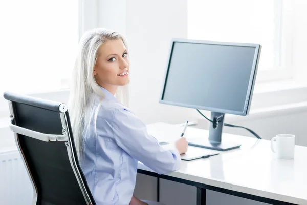 Bilgisayarda çalışan iş kadını — Stok fotoğraf