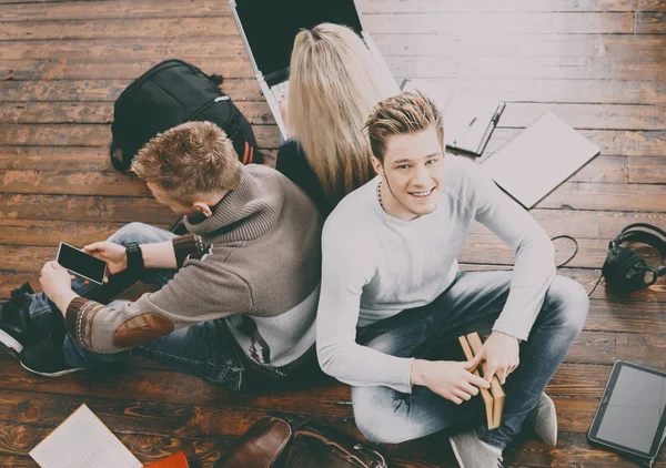 Studenti adolescenti che studiano sul pavimento — Foto Stock