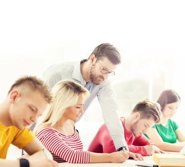 Groep van studenten en leraar — Stockfoto