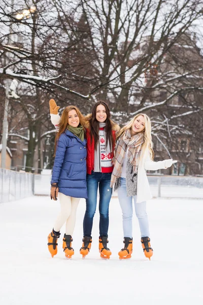 Jonge en mooie vrouwen, schaatsen — Stockfoto