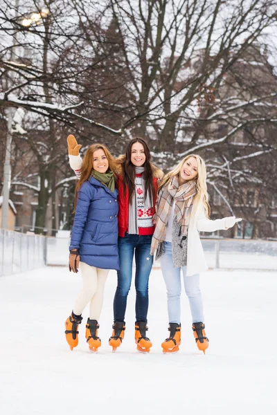 Jeunes et jolies femmes patinant — Photo