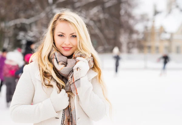 Jeune et jolie femme patinant — Photo