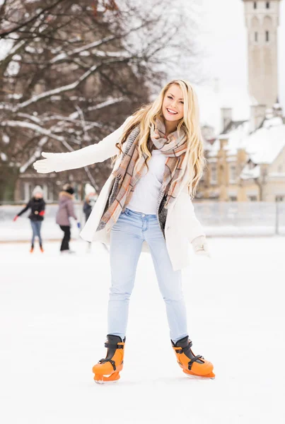Jonge en mooie vrouw schaatsen — Stockfoto