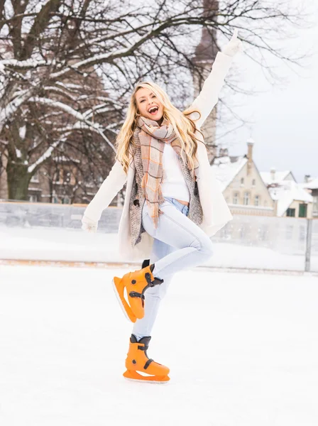 Молода і красива жінка катається на ковзанах — стокове фото