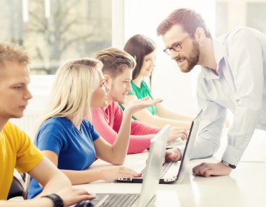 Grup genç öğrenciler ve öğretmen