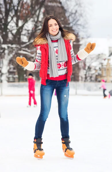 Jonge en mooie vrouw schaatsen — Stockfoto