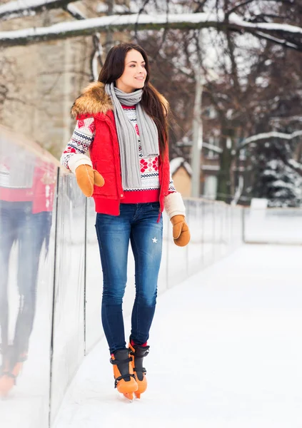 Jeune et jolie femme patinant — Photo