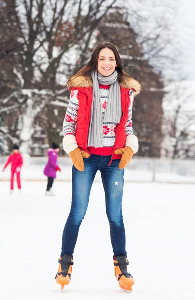 Mulher jovem e bonita patinação — Fotografia de Stock