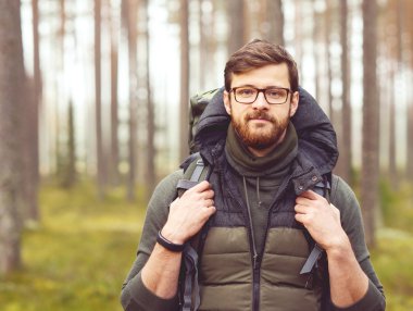 genç adam ormanda hiking 