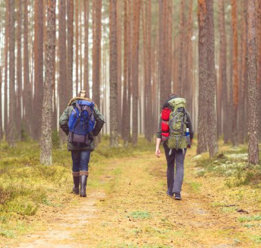 Genç erkek ormanda hiking 