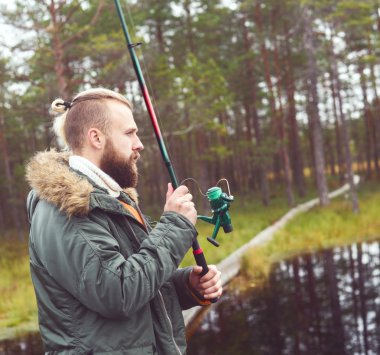 Balıkçılık iplik çubuk ile genç adam