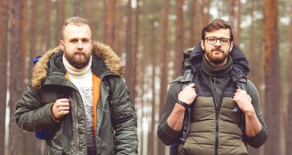 Unga män vandring i skogen — Stockfoto