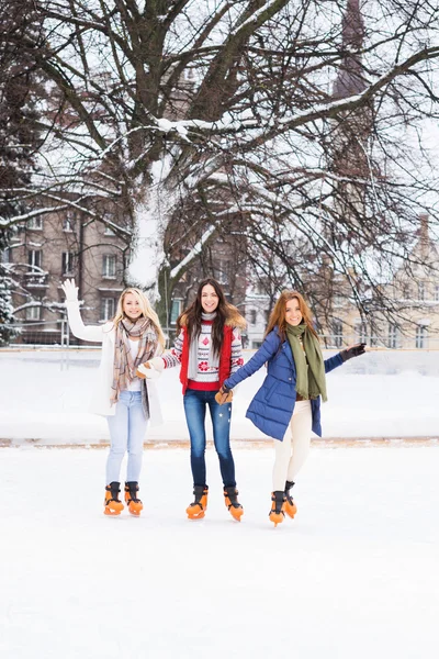 Jovens e bonitas mulheres patinando — Fotografia de Stock