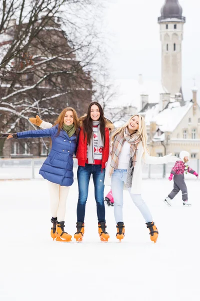 Jovens e bonitas mulheres patinando — Fotografia de Stock