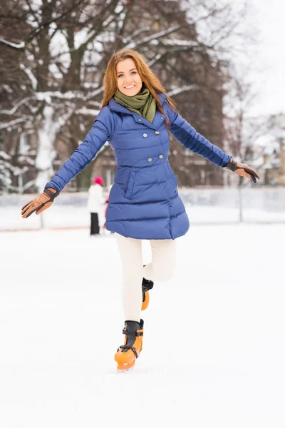 Jonge en mooie vrouw schaatsen — Stockfoto