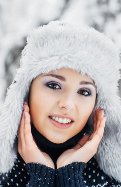 güzel kış orman genç kadın