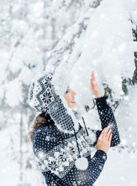 güzel kış orman genç kadın