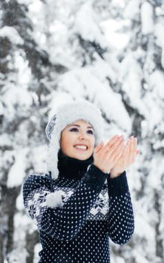 güzel kış orman genç kadın