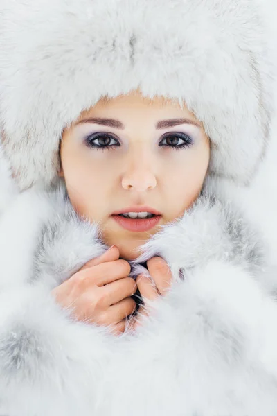 Giovane donna in pelliccia cappello e cappotto — Foto Stock