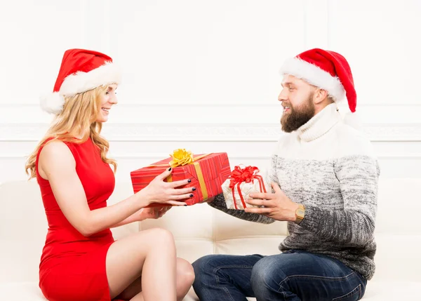 Unga lyckliga paret i jul hattar — Stockfoto