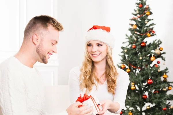 Unga lyckliga par med julklapp — Stockfoto
