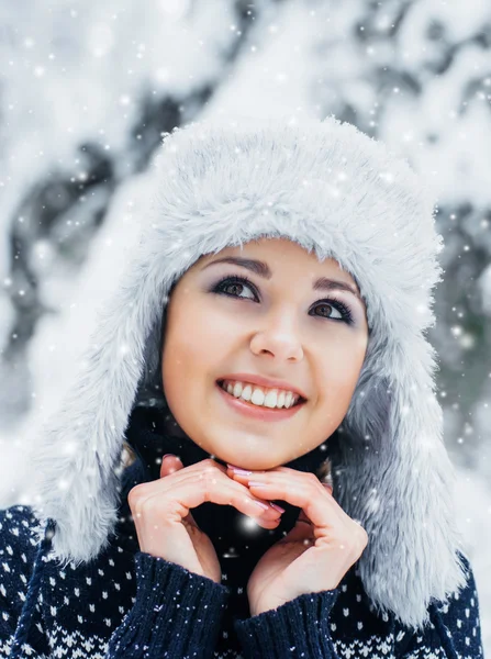 Young woman in beautiful winter forest — Stock Photo, Image