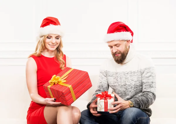 Joven pareja feliz en sombreros de Navidad —  Fotos de Stock