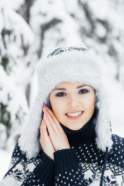 güzel kış orman genç kadın