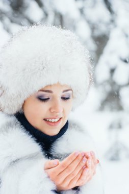 güzel kış orman genç kadın