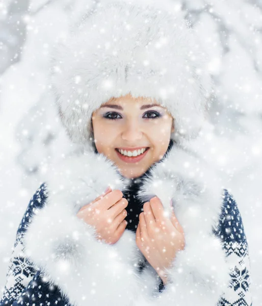 Young woman in beautiful winter forest — Stock Photo, Image