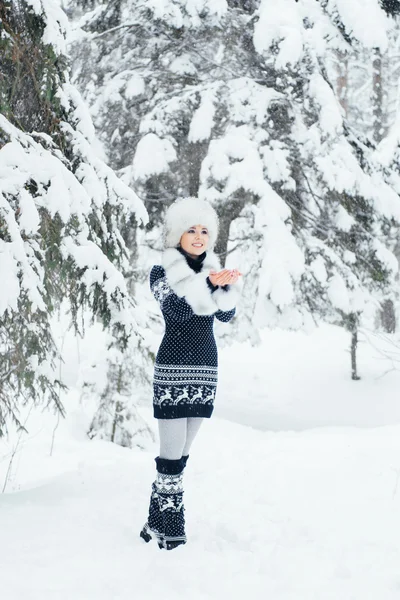 Νεαρή γυναίκα στην όμορφη Χειμώνας δάσος — Φωτογραφία Αρχείου
