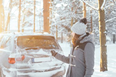 Arabanın yakınında duran mutlu genç kadın