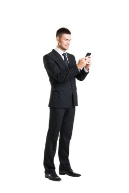 Genç işadamı akıllı telefon kullanıyor.