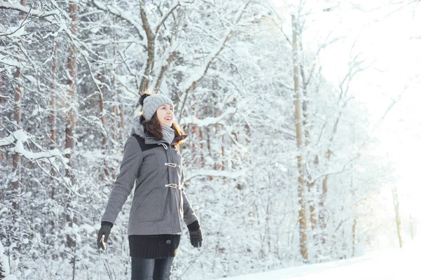güzel kış orman genç kadın
