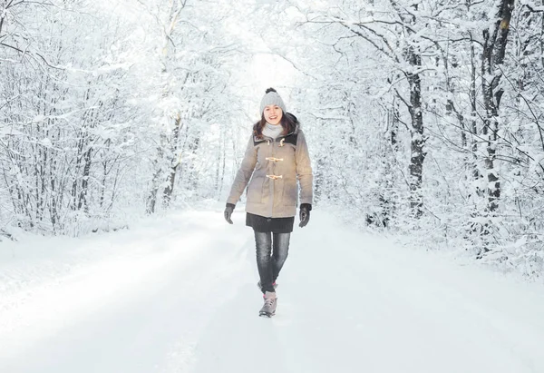 Ung kvinna i vackra vinter skog — Stockfoto